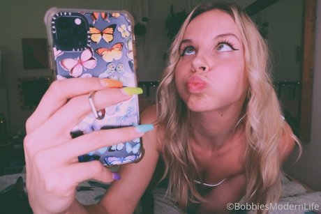 Bobbiesmodernlife nude star photos