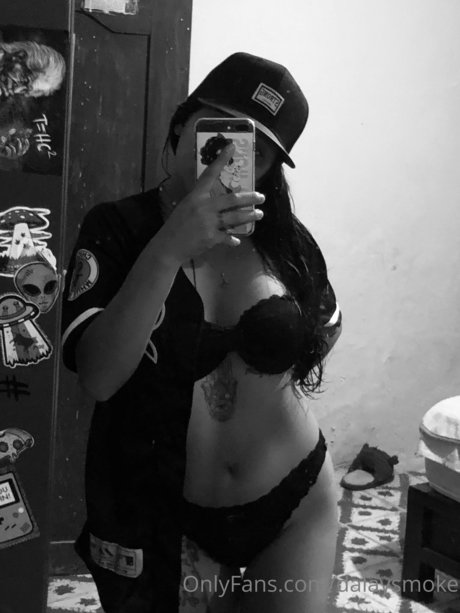 Dalaysmoke6 adult model pic