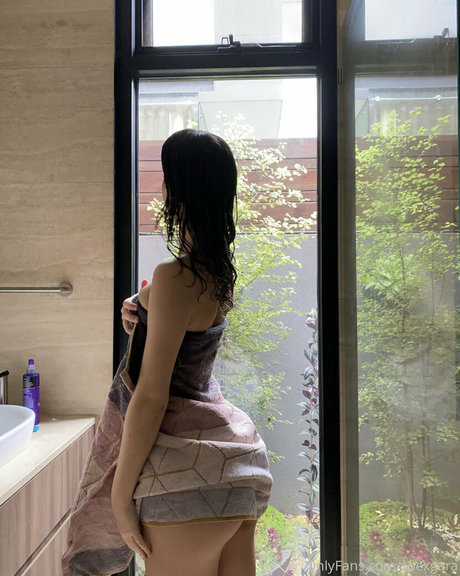 zoexgara sexy actress pictures