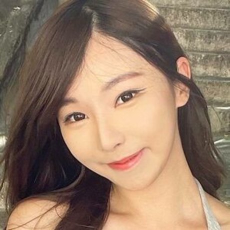 Zoe So nude model pictures