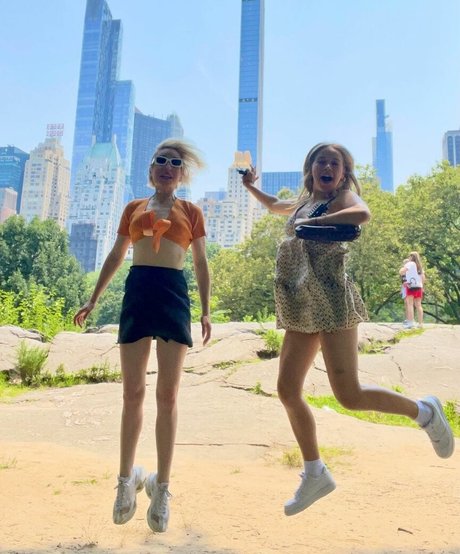 Zoe Lister Jones model erotic picture