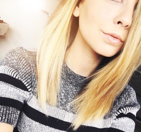 Zoe Sugg star top image