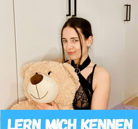 zoenafree model xxx photos