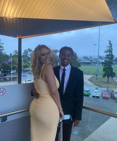 Zoe H hot actress gallery