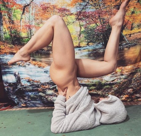 Zoe Day model naked pic