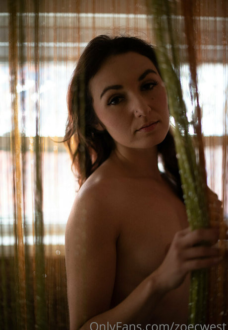 zoecwest adult model image