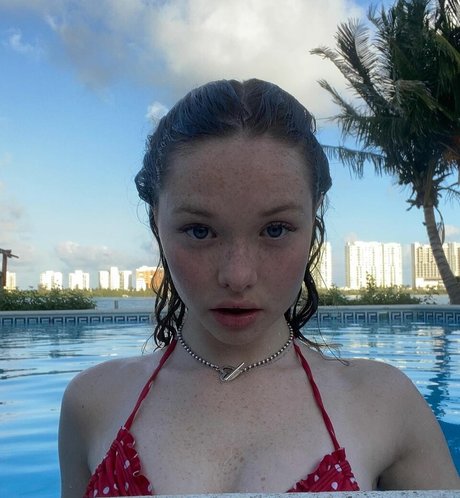 Zoe Colletti pretty pornstar pictures