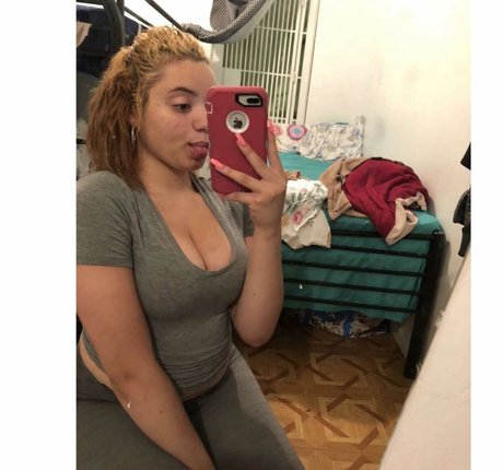 Sesy Dadoll hot actress img