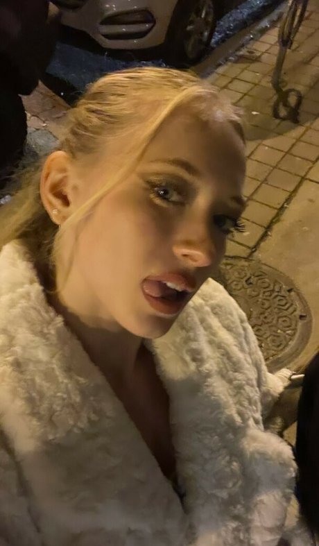 lesbian kissing onlyfans hot photos