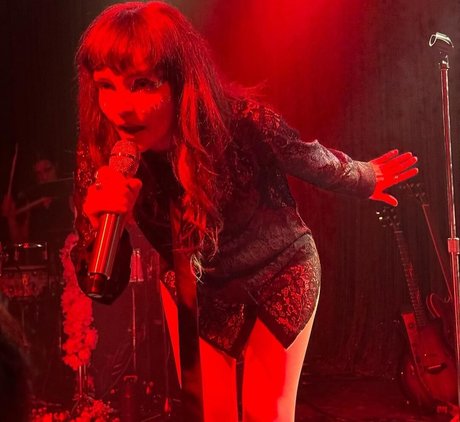 Lauren Mayberry xxx model pics