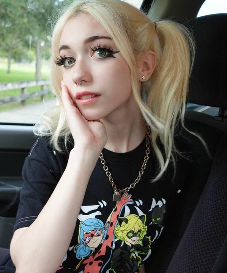 Iluvmeww erotic pornstar image