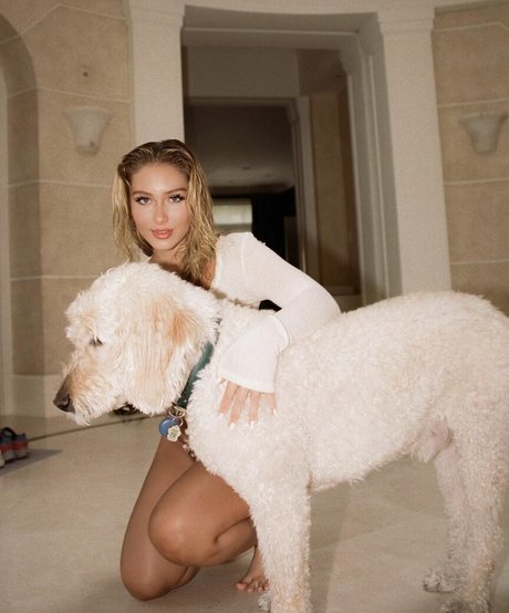 Heloise Hut naked model pictures