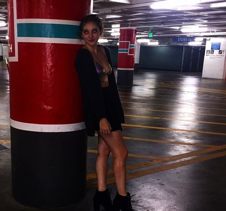 Willow Shields pornographic model gallery