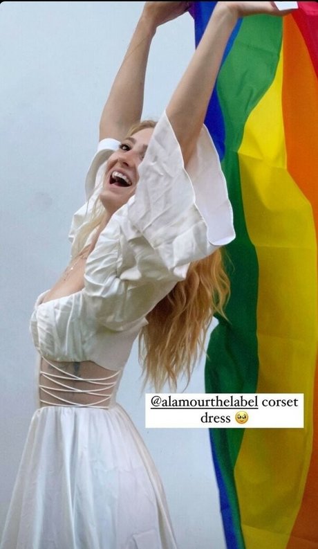 Willow Shields model nice pics