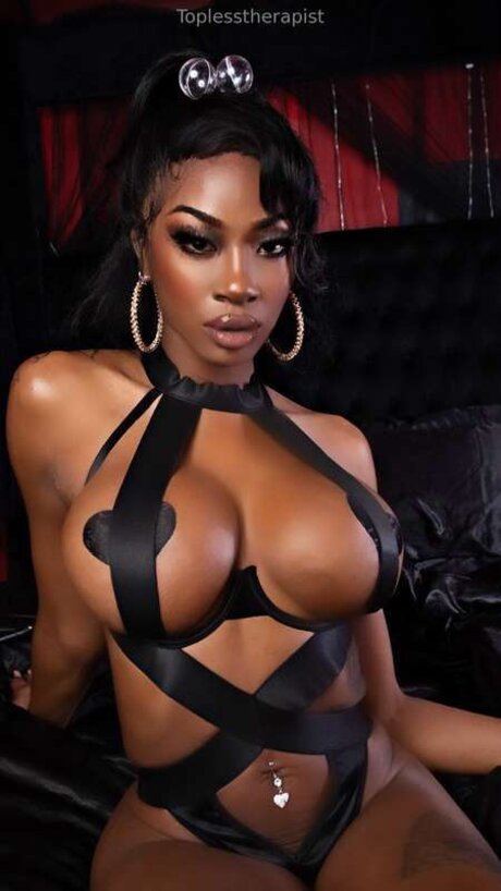 Toplesstherapist star nude photos
