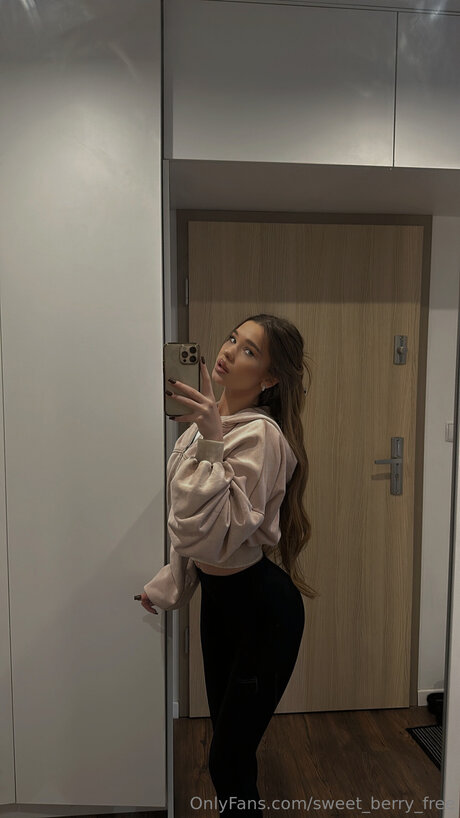 Sweet Berry Free hot actress photo