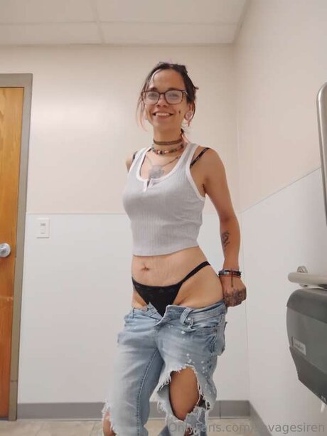 Savagesiren porn model image