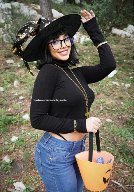 Julia Bayonetta nude model pics