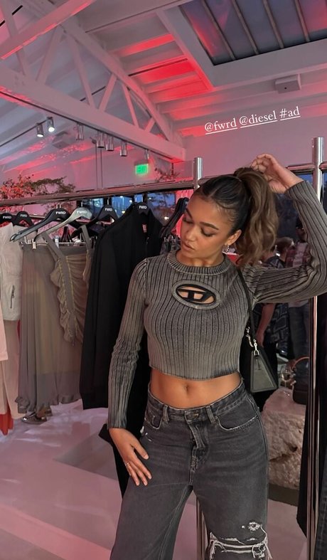 Madison Bailey beautiful model image