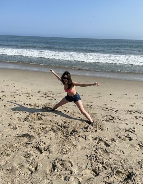 Laura Marano free actress img