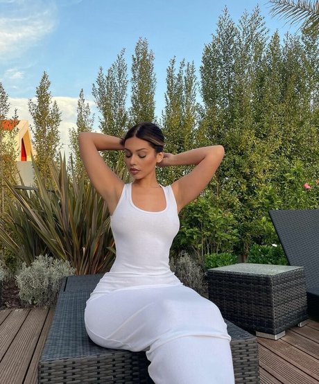 laurgmzz pornstar beautiful pic