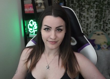 ConcealedBones pretty model picture