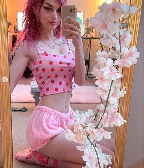 Busy B ASMR star nude pictures