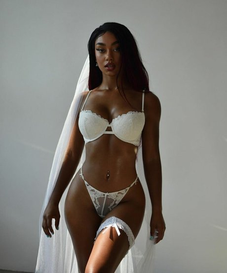 Elizabeth Anorue nude model photo