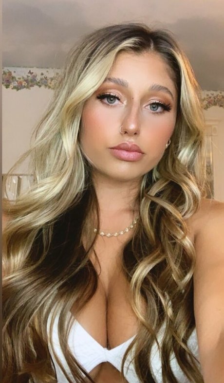 Julia Olivia model top pic