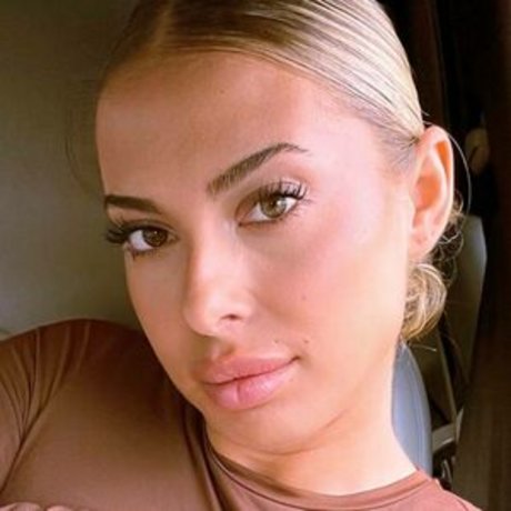 Selena Perez beautiful actress img