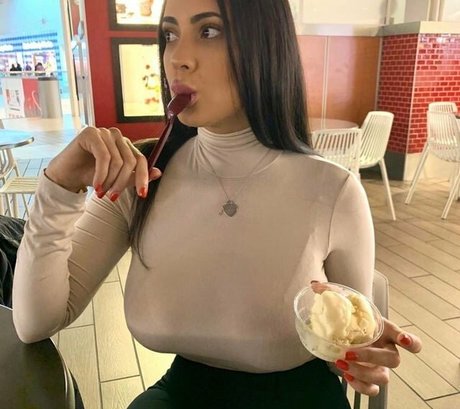 Sannatorr model naked image