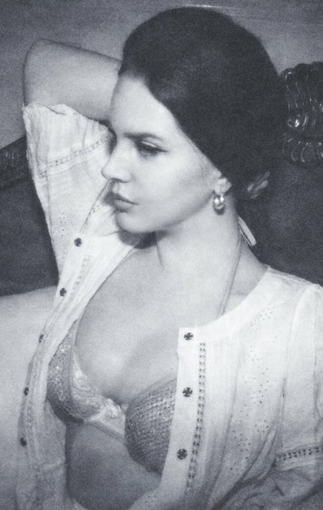Lana Del Rey star erotic photo