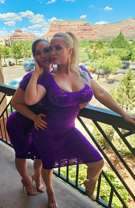 lesbian kissing onlyfans free sex img