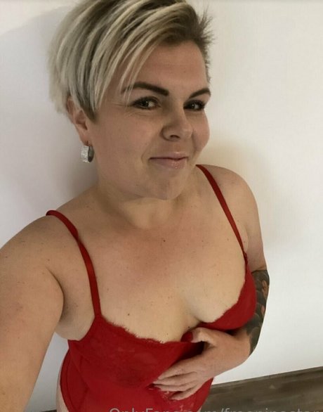 freeninastar nudes model picture