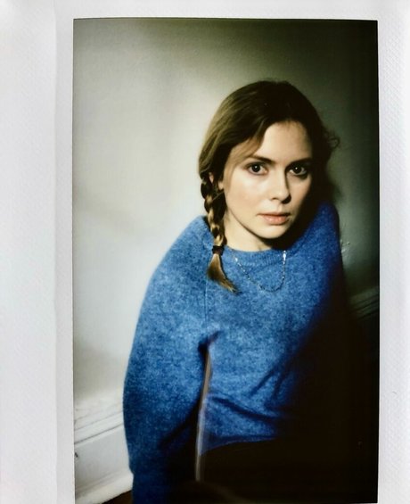 Rose McIver perfect actress galleries