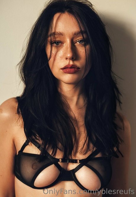 yolesreufs beautiful model image