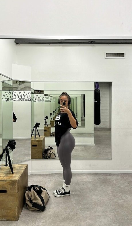 Elora Gummerson hd actress photos