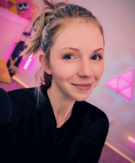 Missclick Gaming art actress picture