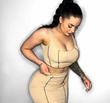 Beckie Holloway porn model pics