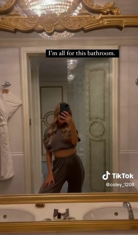 Nicole Farrell model high quality img