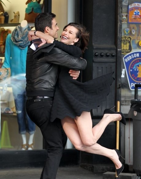 Milla Jovovich model hd img