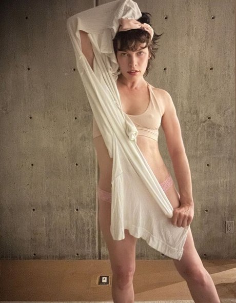 Milla Jovovich star hot picture