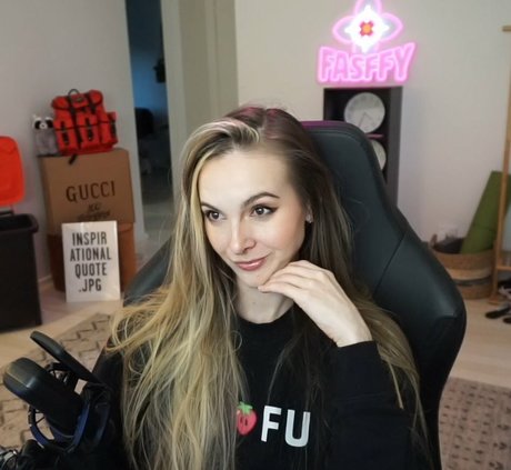 lesbian kissing onlyfans art nude image