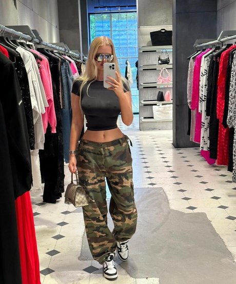 ZiennaEve model top pictures