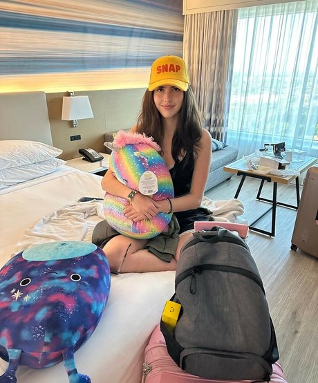 BotezLive model art photo