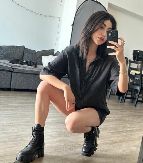 Alexa Mansour naked actress pics