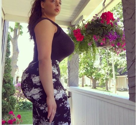 iloveteniah porn model photo