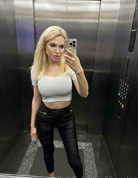 lilyy star hot model pic