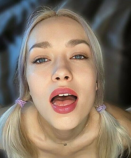 tinyellie sexy actress photo