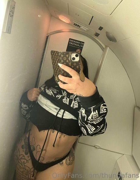 thundafans nude model photo